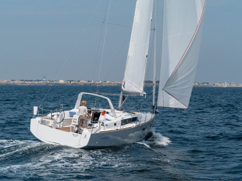 Navalia - Imbarcazione Oceanis 38.1 – 3 cab. con 2 wc 2