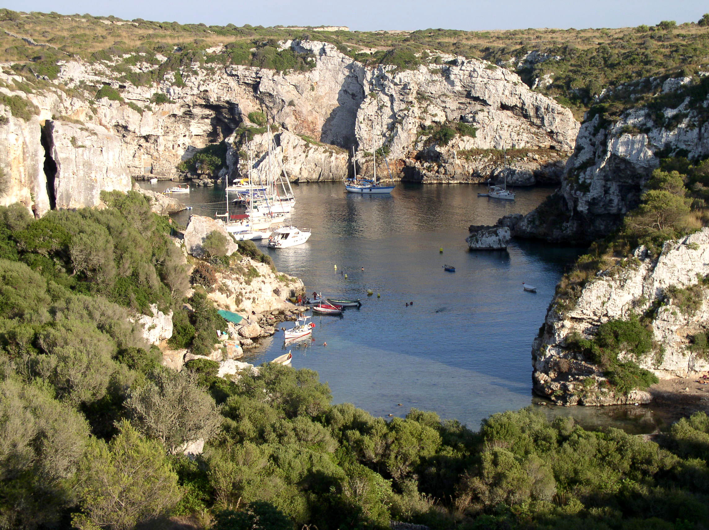 Noleggio Barche Cala Covas – Isola di Minorca - Navalia | Noleggia un Sogno