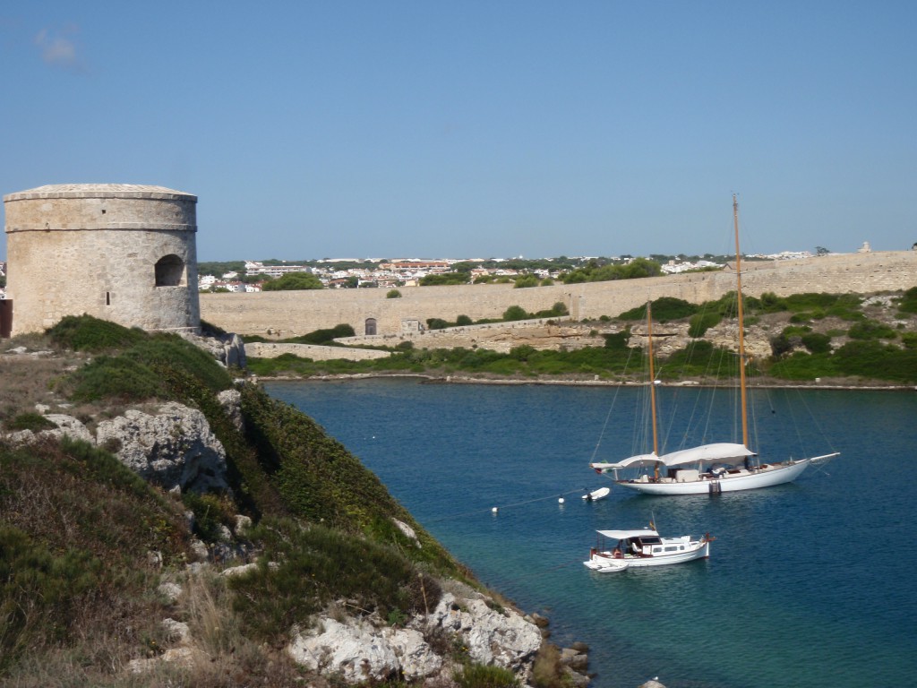 Noleggio Barche Cala Taulera – Isola di Minorca - Navalia | Noleggia un Sogno