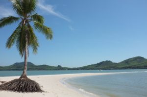 Der absolute Traumstrand auf Ko Yao Yai. Eine Sandzunge führt von der Insel ewig weit ins Meer. Die meiste Zeit über waren wir die einzigen am Strand.